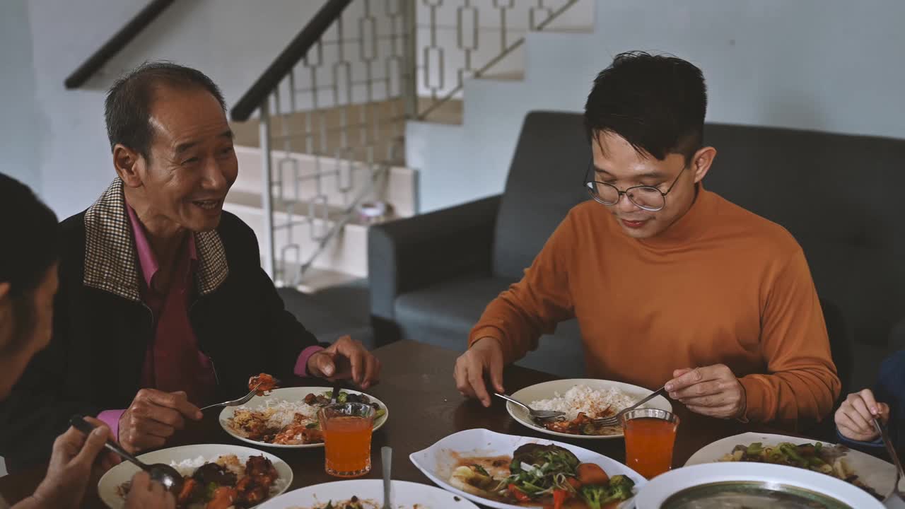 欢乐的亚洲三代家庭在春节期间在家里庆祝和享受团圆饭视频购买