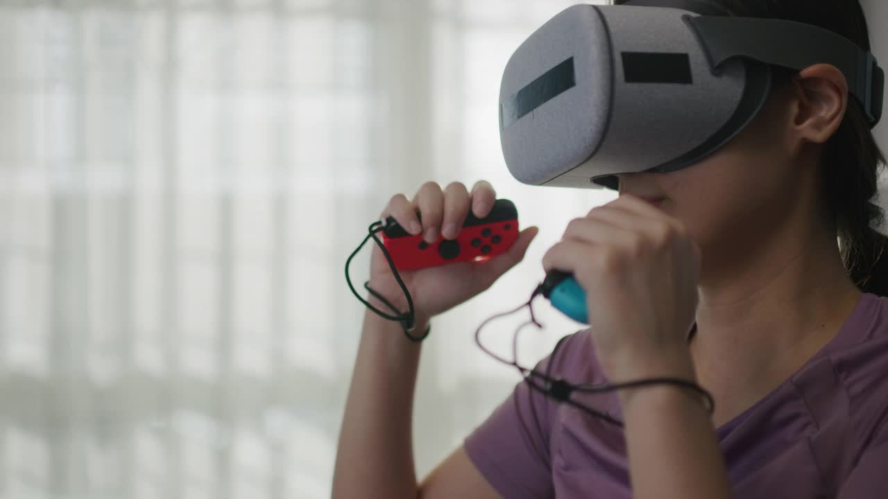 女人玩VR游戏metaverse数字世界技术AR增强现实控制视频素材
