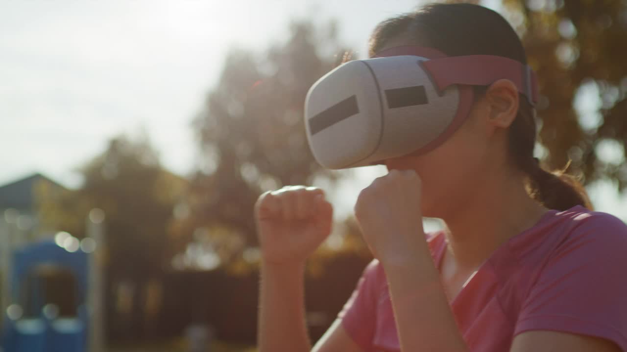 女人玩VR游戏metaverse数字世界技术AR增强现实控制视频素材