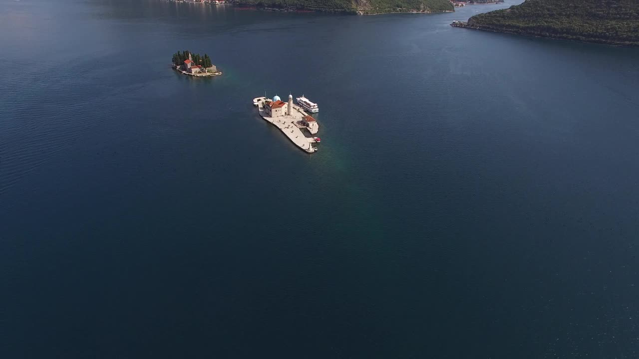 斯克普杰拉岛和圣乔治岛鸟瞰图。Perast、黑山视频素材