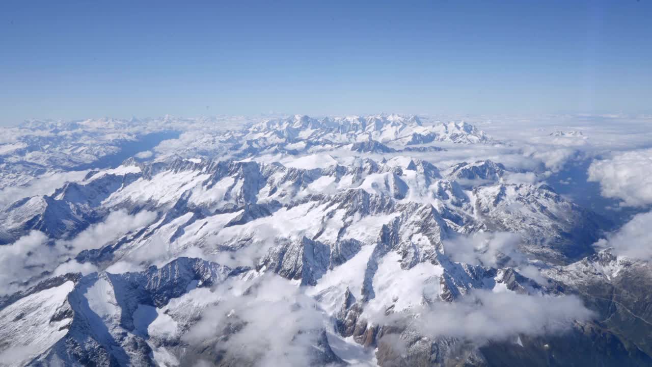 瑞士阿尔卑斯山驾驶舱的观点视频素材