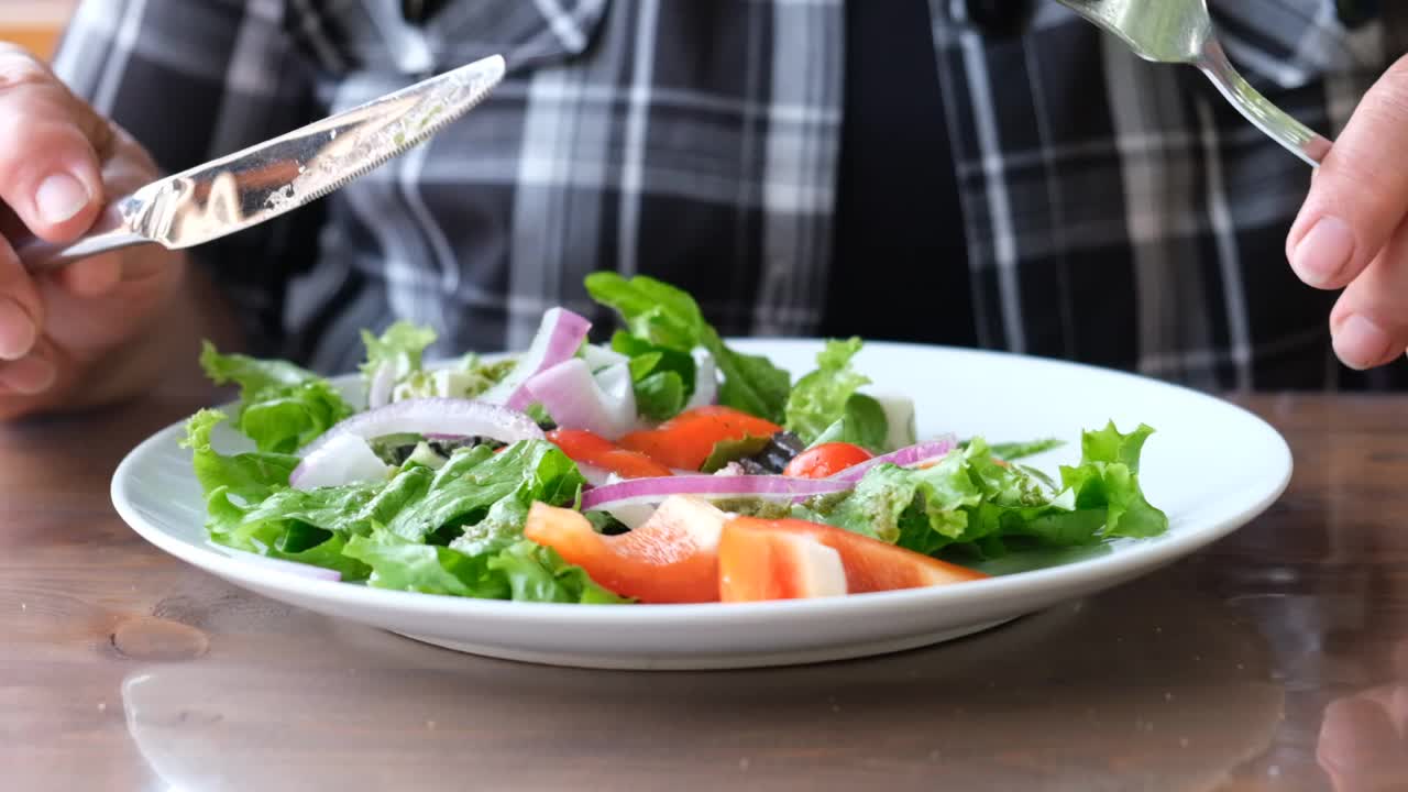 用甜椒、黄瓜、红洋葱和生菜叶做成的沙拉。健康夏日维生素菜单视频素材