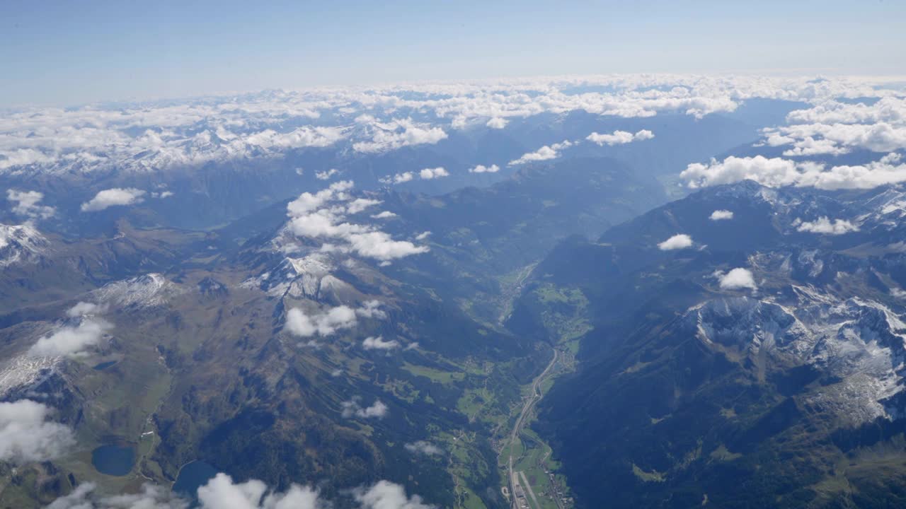 瑞士阿尔卑斯山驾驶舱的观点视频下载