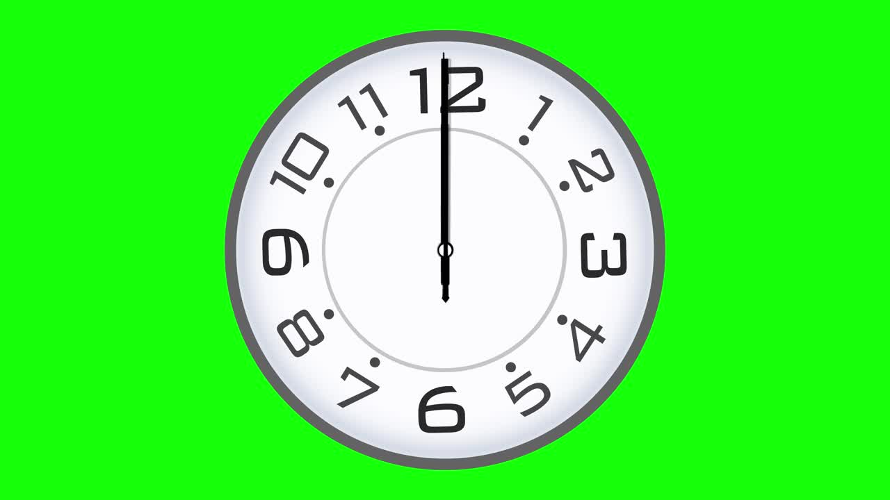时钟在绿色屏幕上移动得很快。时间中午12点到中午12点快跑。模拟时钟经过12小时。Loopable视频下载