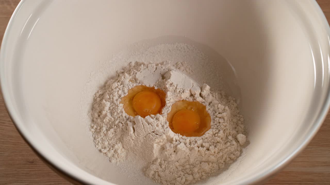 牛奶倒在面粉和鸡蛋上视频下载
