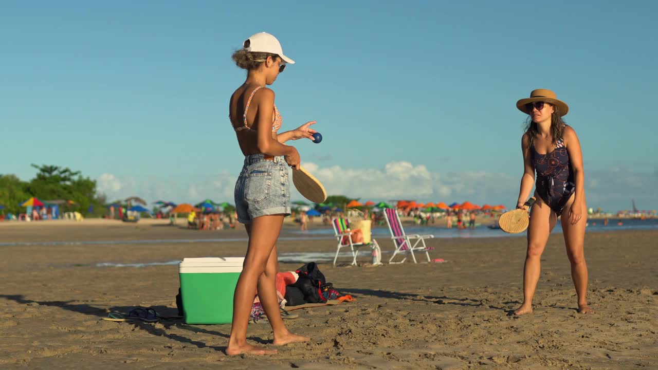 女人在海滩上玩壁画视频素材
