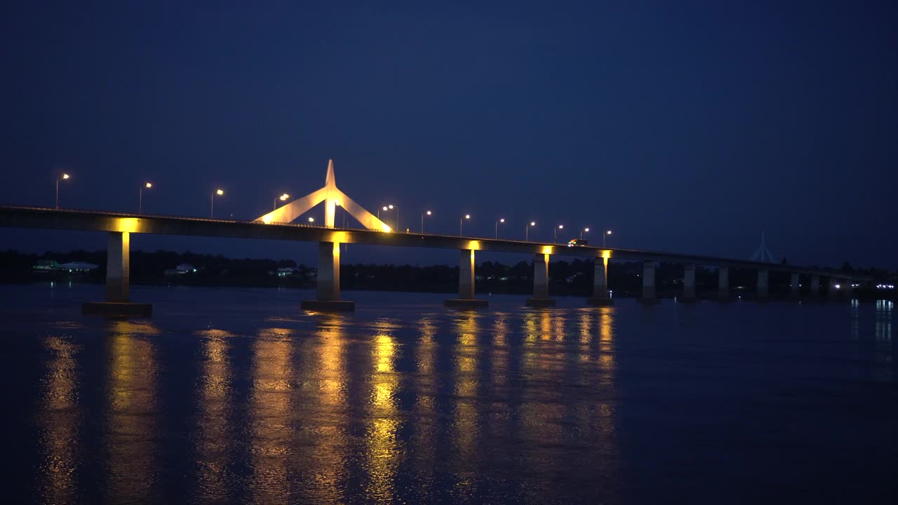 在大流行期间，横跨湄公河的泰国老挝边境大桥夜景反射美丽，半亮视频下载