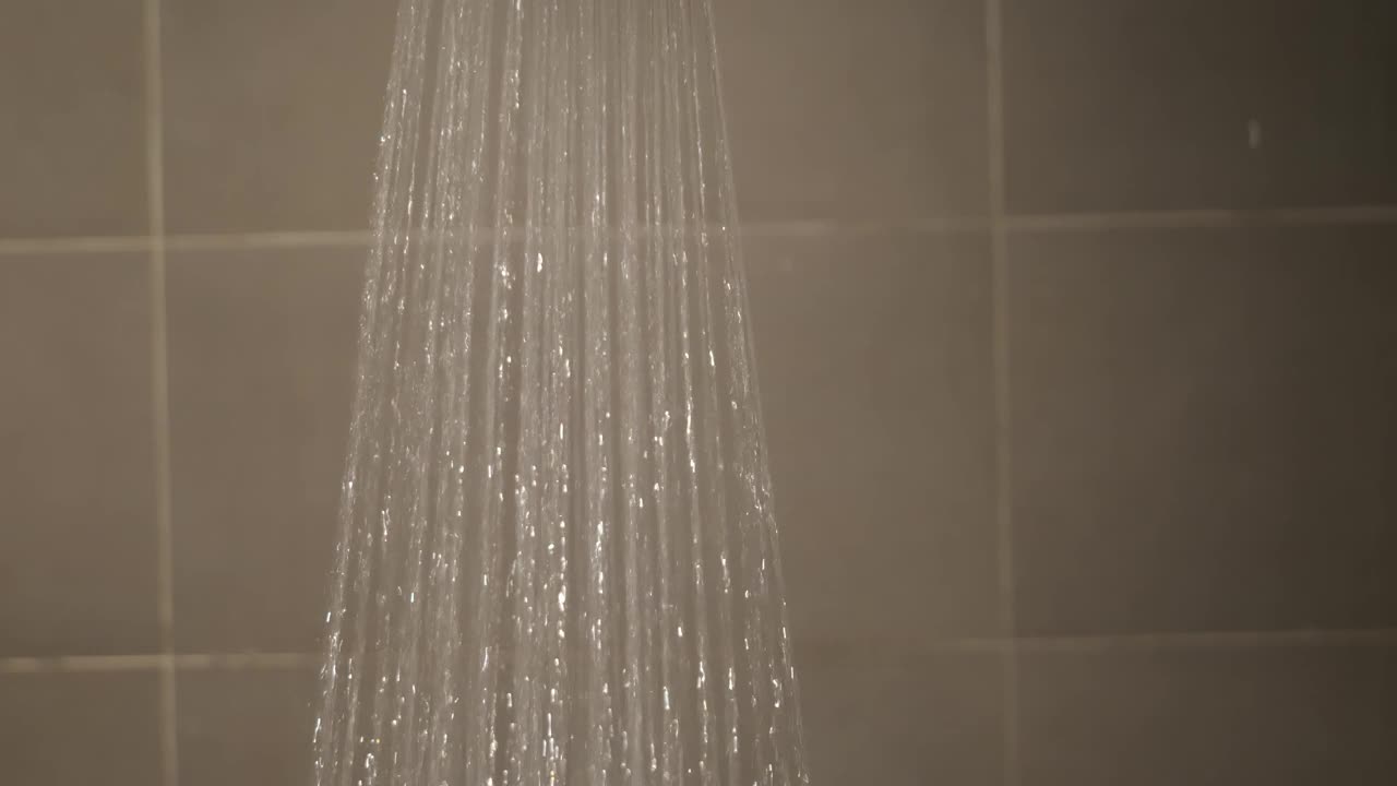 淋浴间里的水珠闭合了。浴细节特写。缓慢的莫视频素材