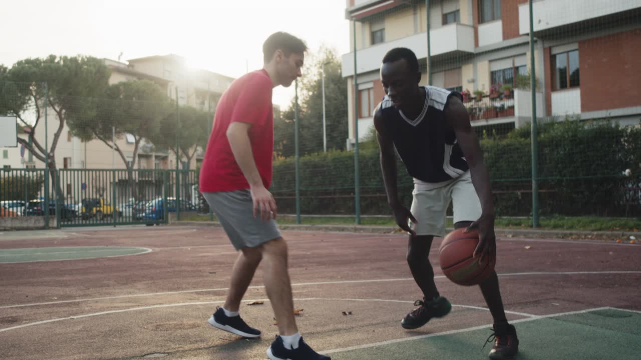 两个朋友在一起打篮球视频下载
