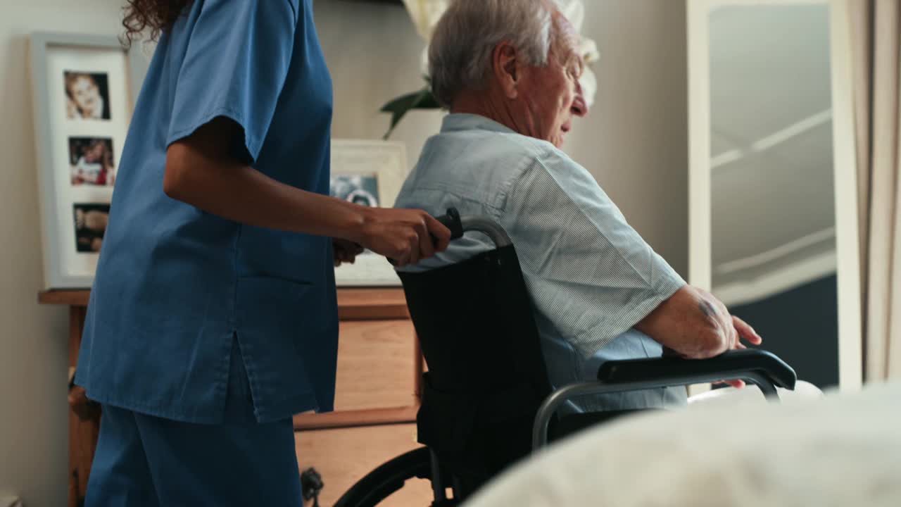 一名女护士在家照顾一名年长男子的4k视频视频素材