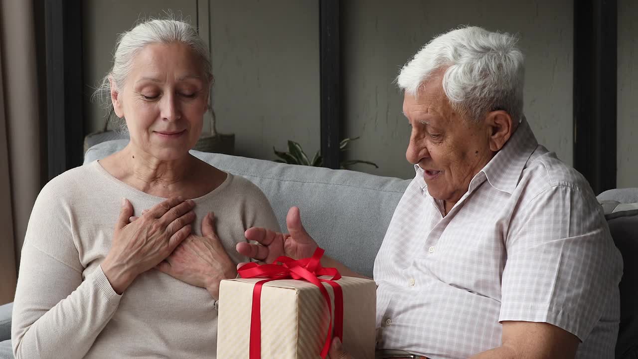 微笑成熟的老男人给心爱的女人礼物惊喜视频素材