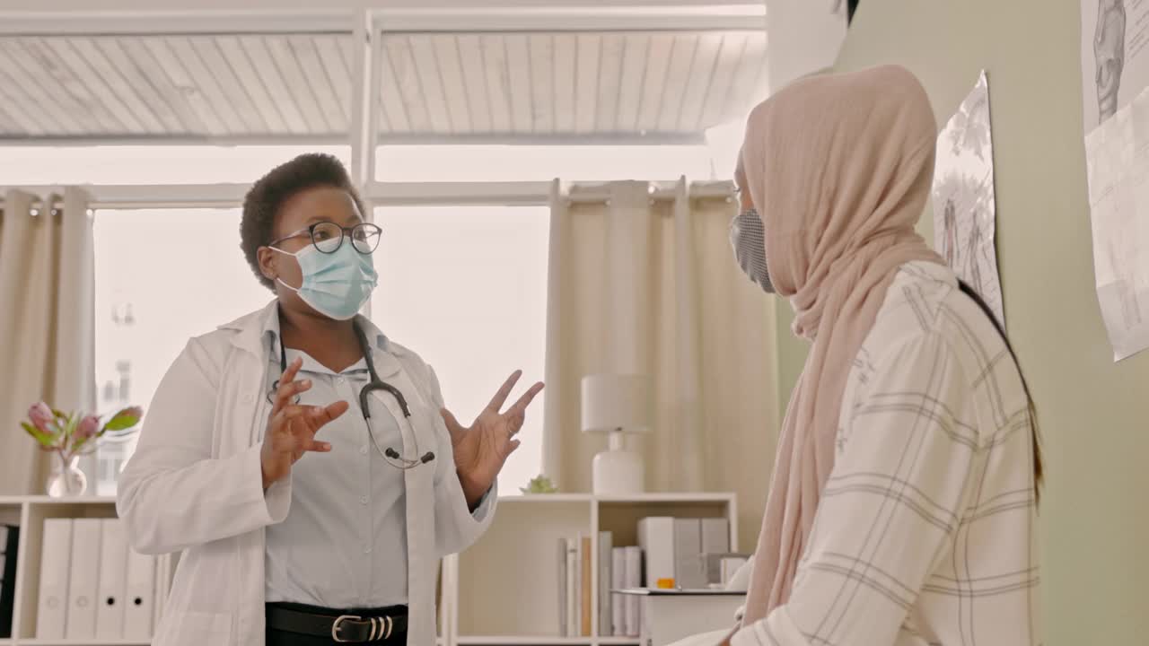 一个带面具的医生教她的病人最好的工作方法的4k视频片段视频下载