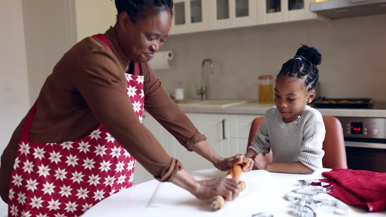 小女孩和奶奶一起做圣诞姜饼饼干视频素材