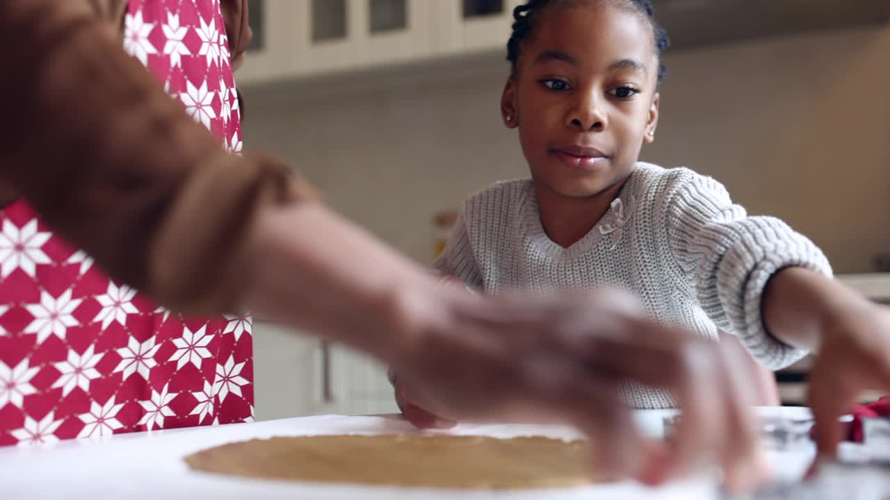 小女孩和奶奶一起做圣诞姜饼饼干视频素材