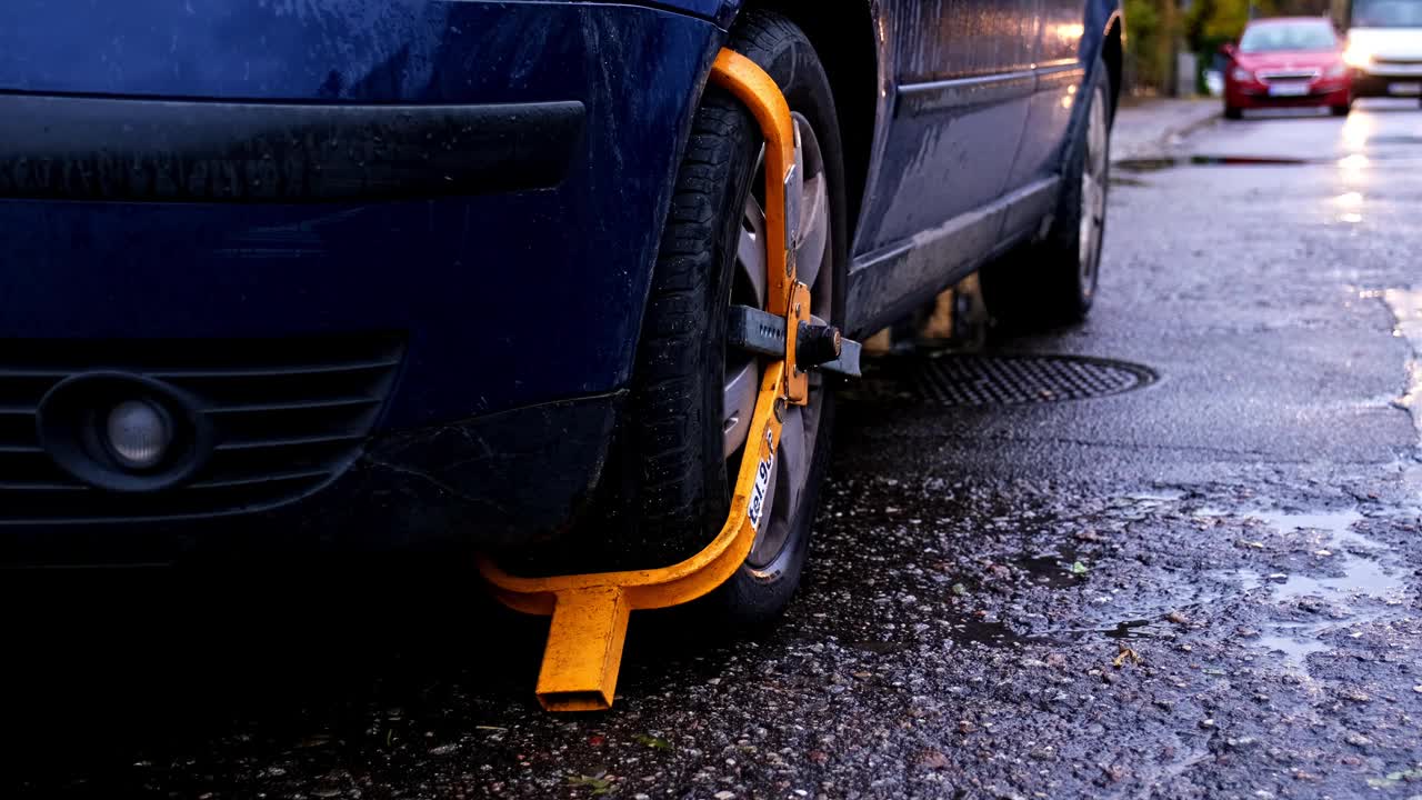 黄色车轮锁的非法停车车辆视频素材
