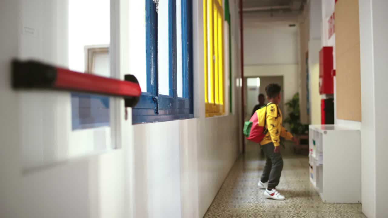 微笑着匆匆穿过学校走廊的孩子们视频下载