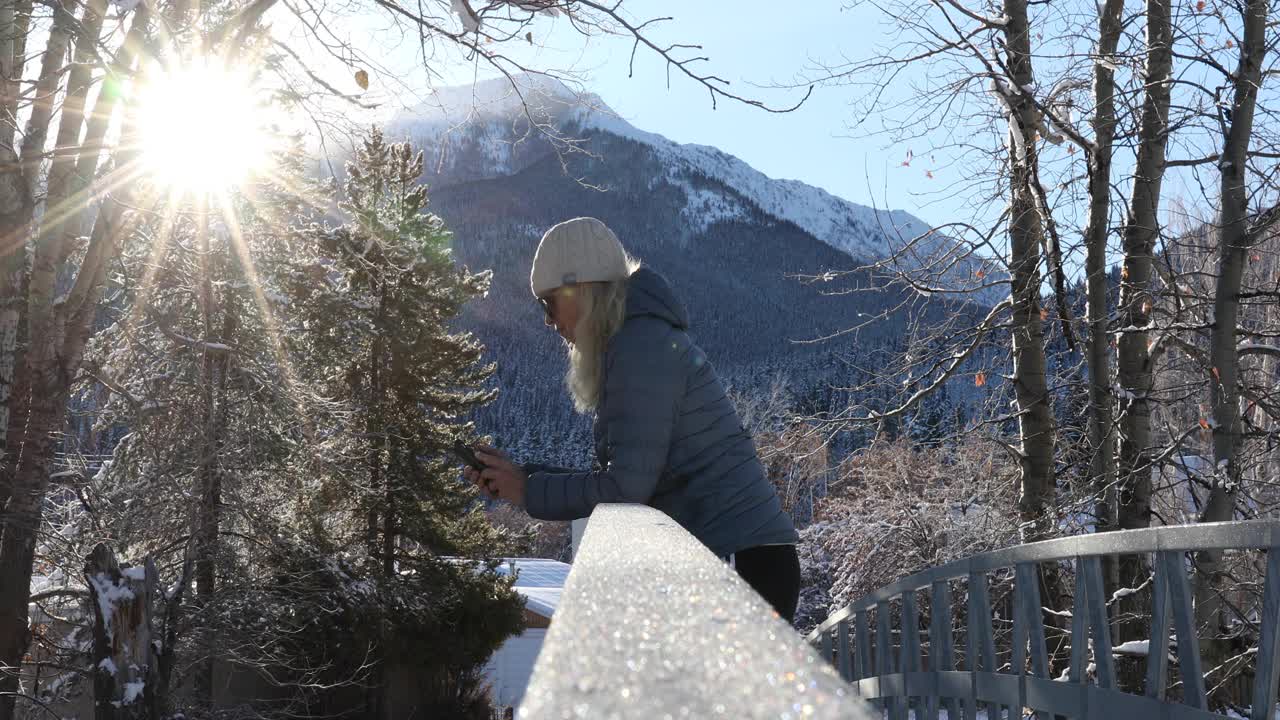 一对夫妇在结霜的桥栏杆上观看日出视频素材