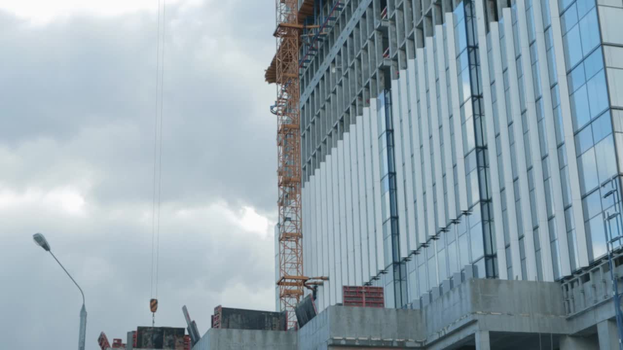 摩天大楼施工塔式起重机吊装混凝土基座视频下载