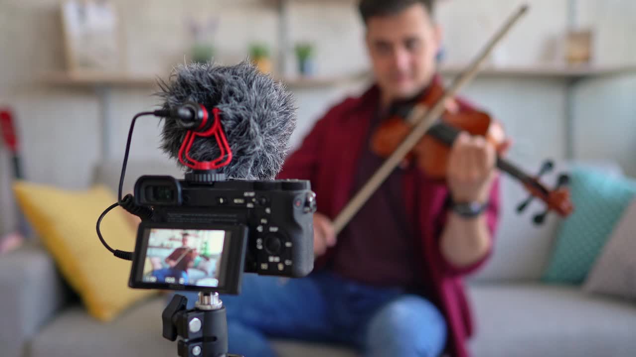 音乐家做一个视频博客拉小提琴视频素材