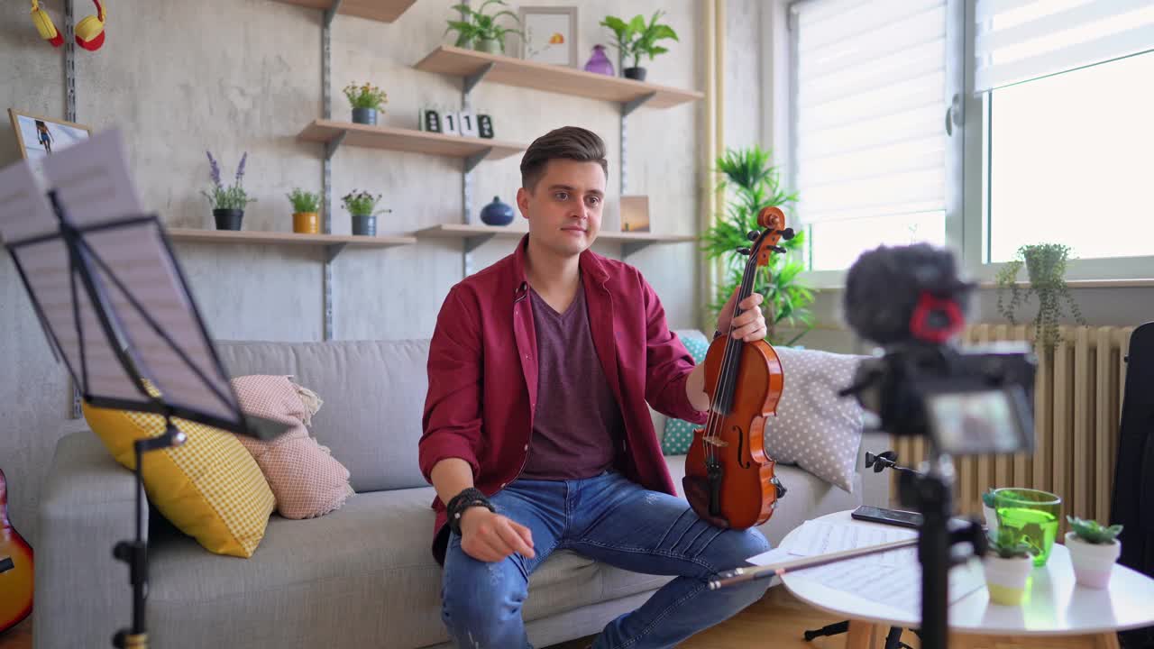 音乐家正在制作一个关于小提琴的视频博客视频下载