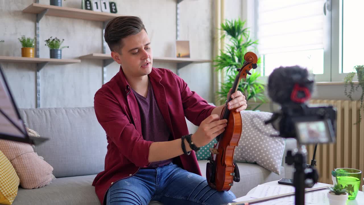 音乐家正在制作一个关于小提琴的视频博客视频下载