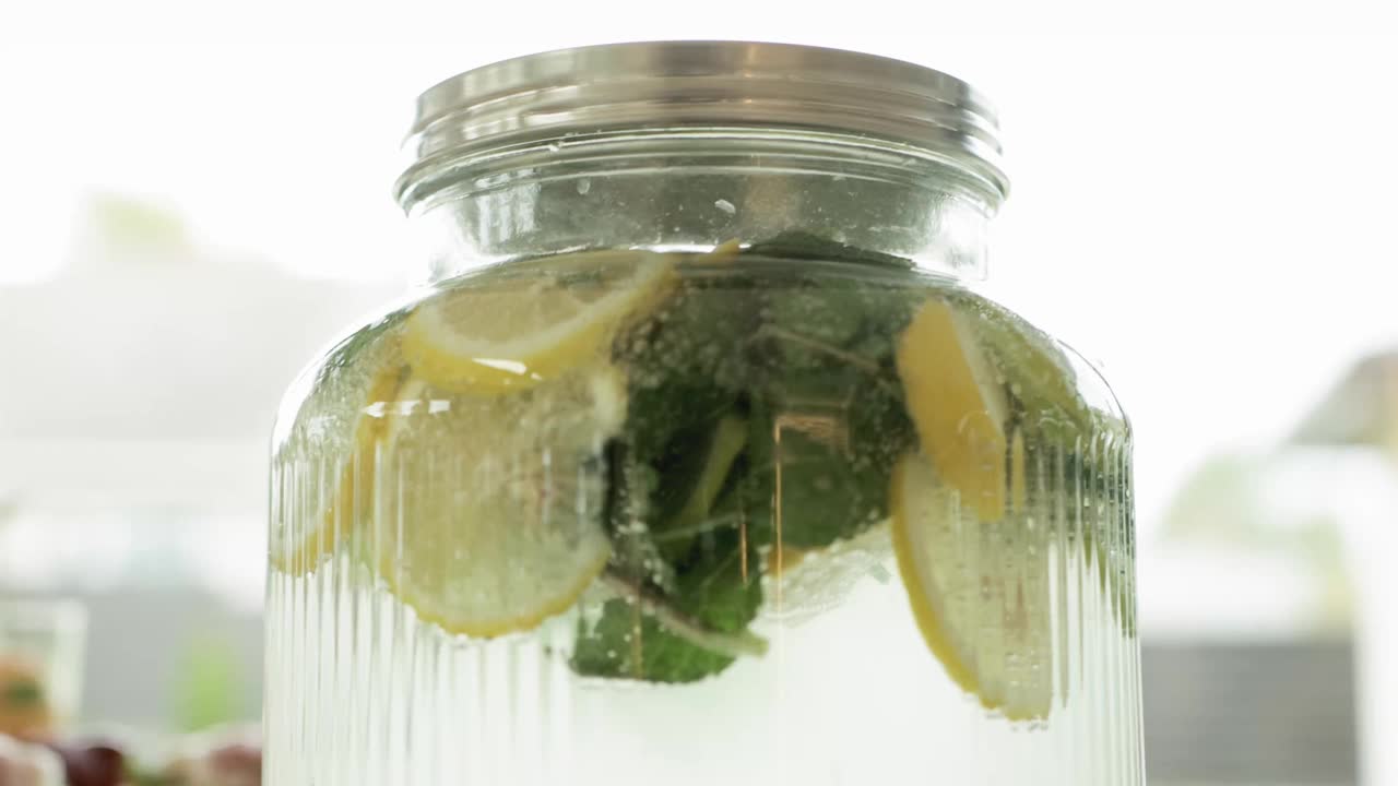 冰镇饮料加薄荷和柠檬莫吉托在玻璃瓶中，特写视频素材