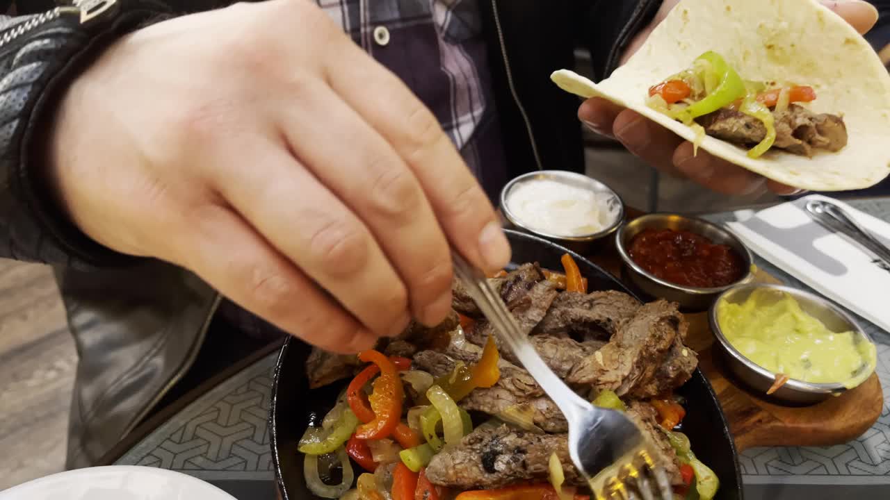 一盘墨西哥肉食品法希塔视频素材