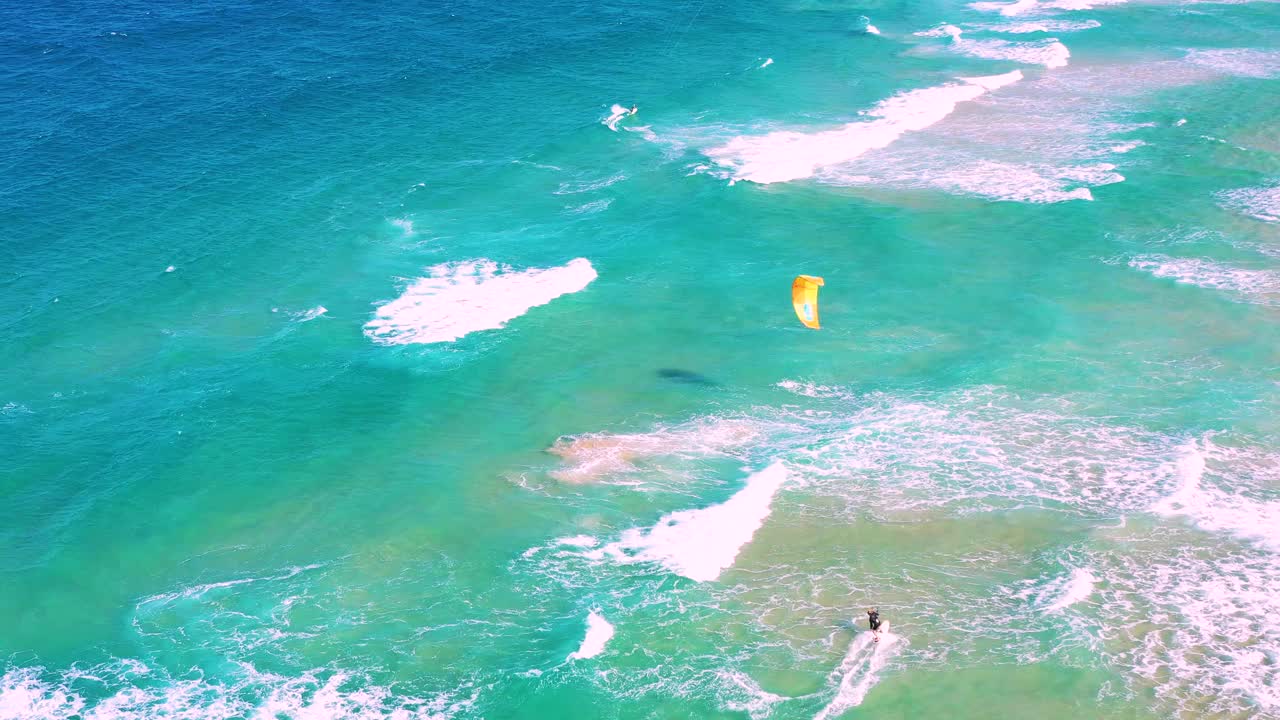风筝冲浪的鸟瞰图在博卡丽娜海滩，昆士兰州，澳大利亚视频素材