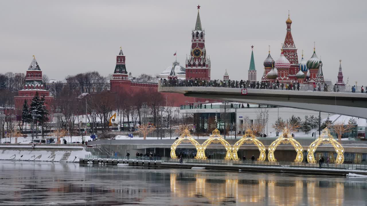 俄罗斯，莫斯科，克里姆林宫的看法和河流与漂移的冰在冬天的一天时间流逝视频素材