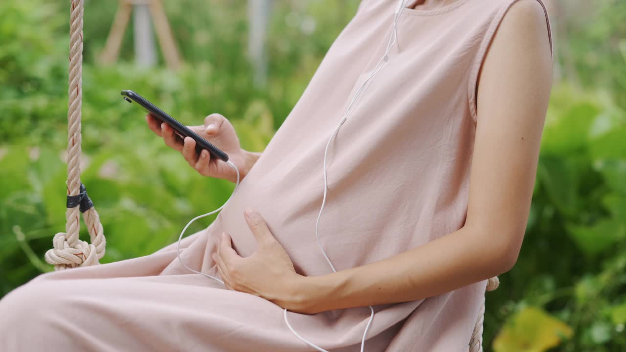 孕妇听音乐视频素材