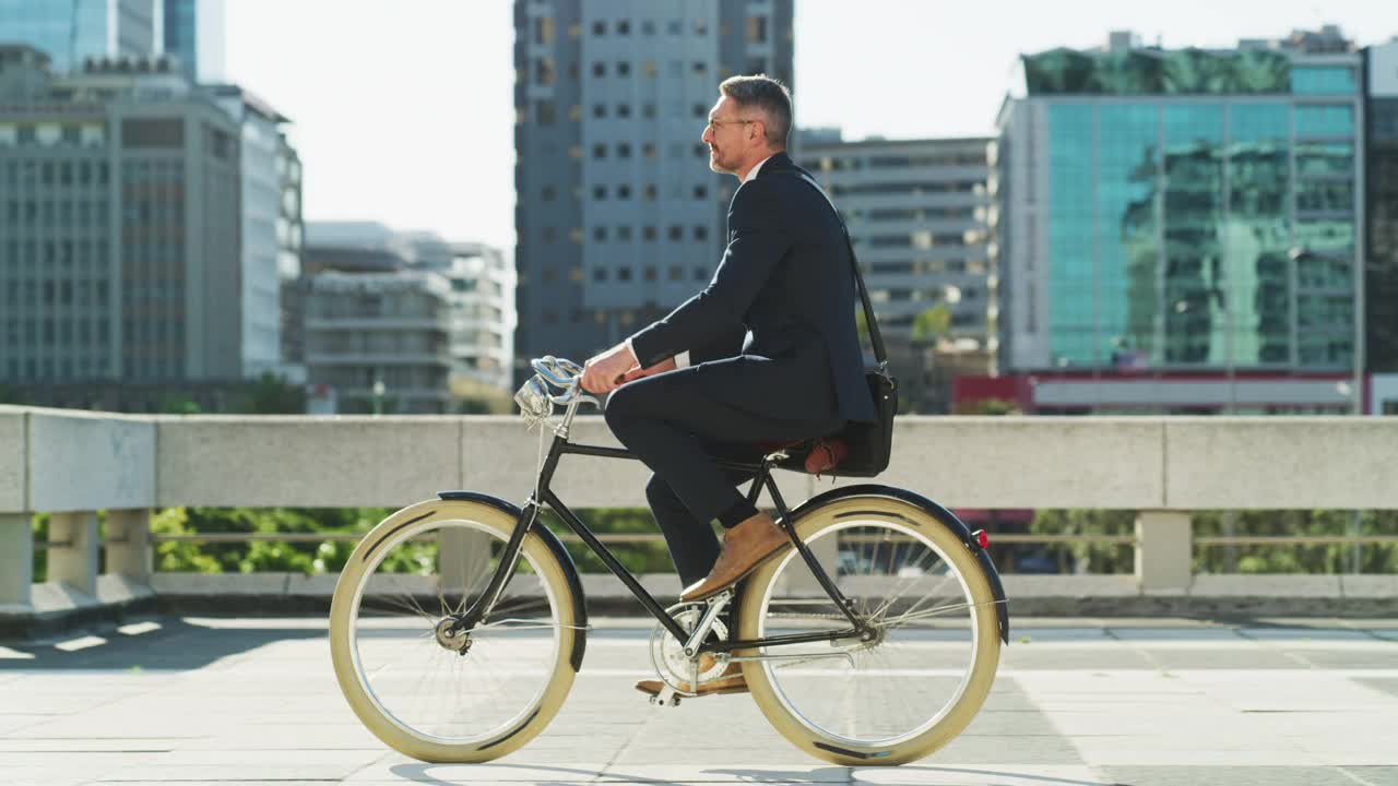 一个成熟的商人在城市里骑自行车的4k视频视频下载