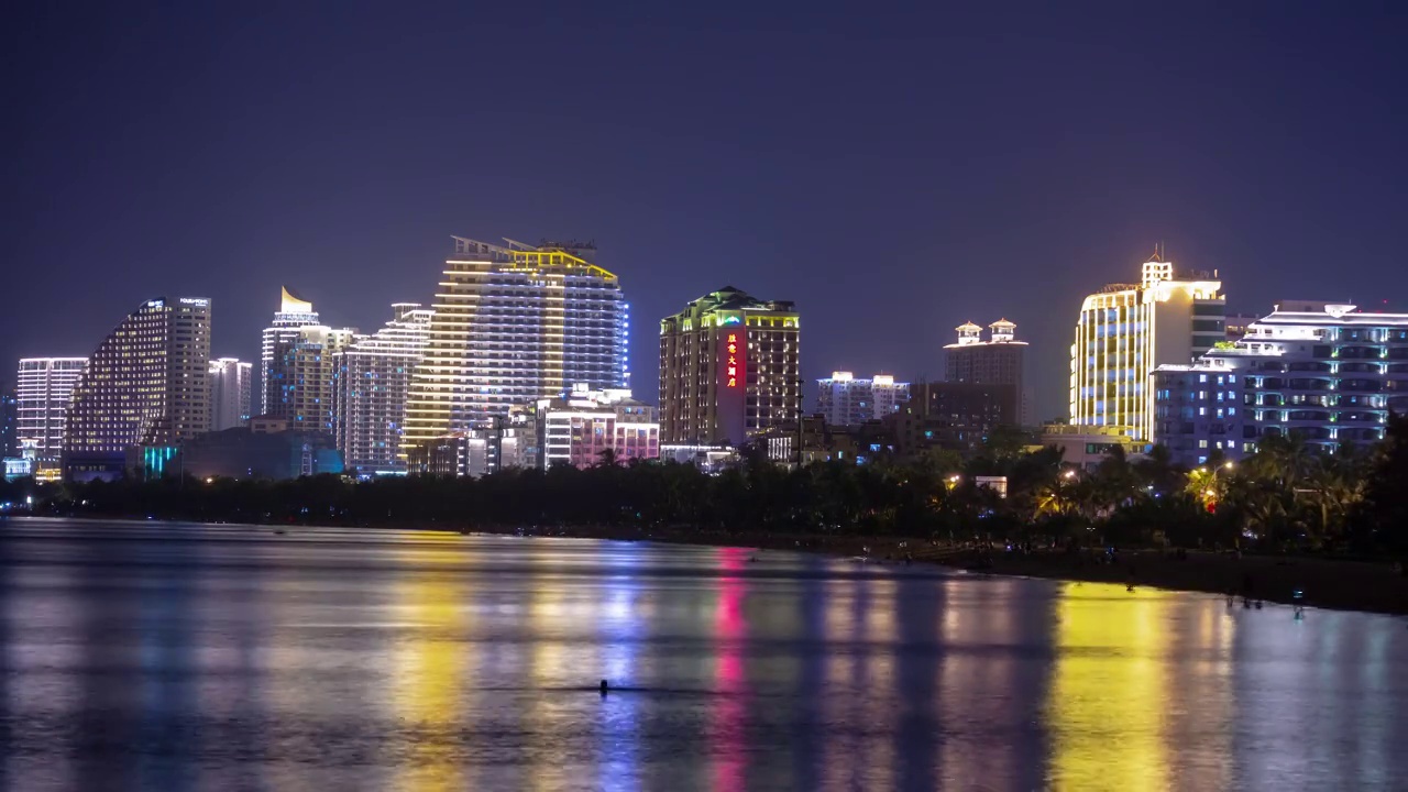 夜晚照明三亚湾酒店前全景4k时间推移海南岛中国视频素材