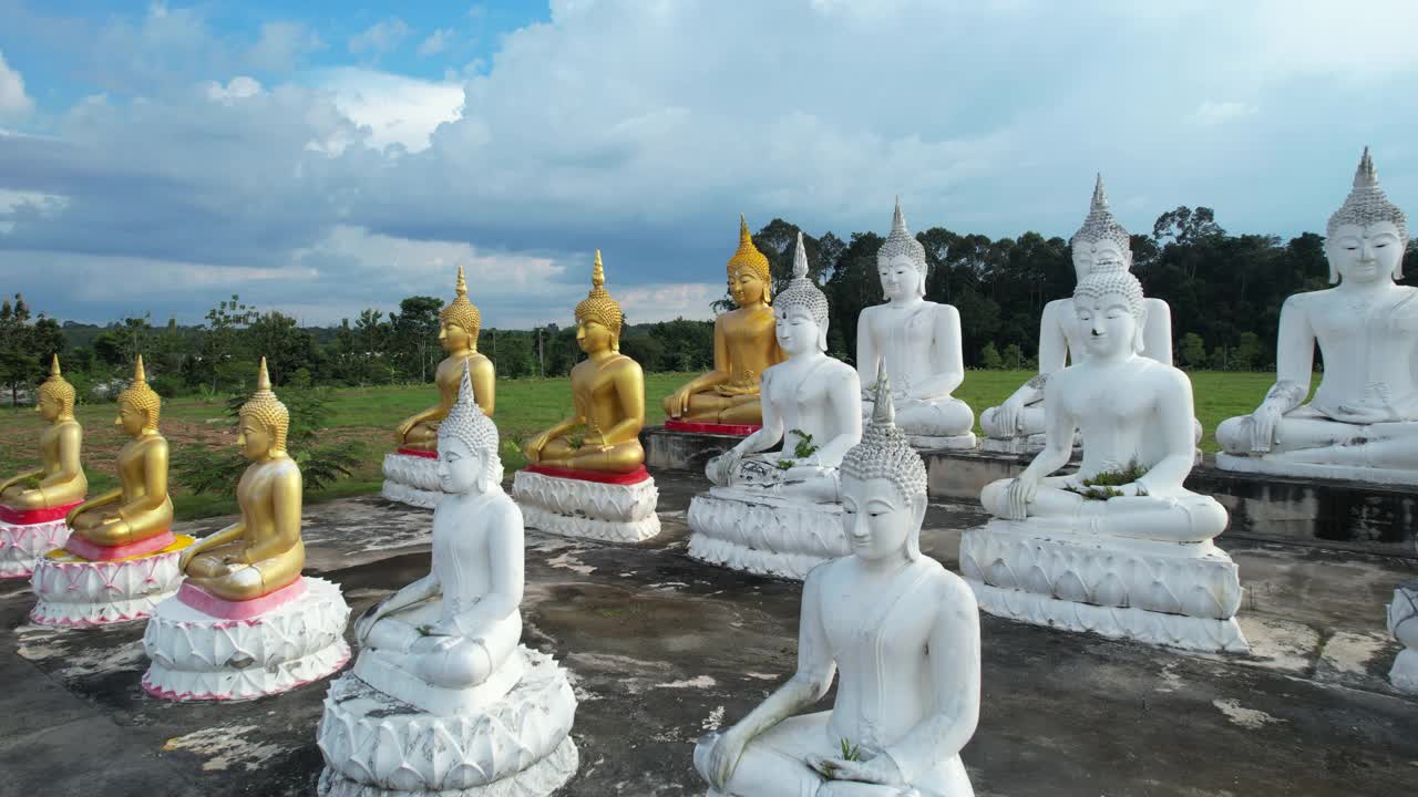 在泰国Nakornsrithammarat, 4k空中电影拍摄从一群佛像上方飞过视频素材