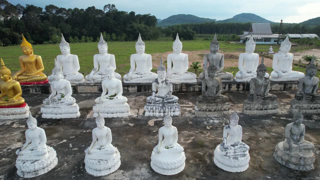 在泰国Nakornsrithammarat, 4k空中电影拍摄从一群佛像上方飞过视频素材
