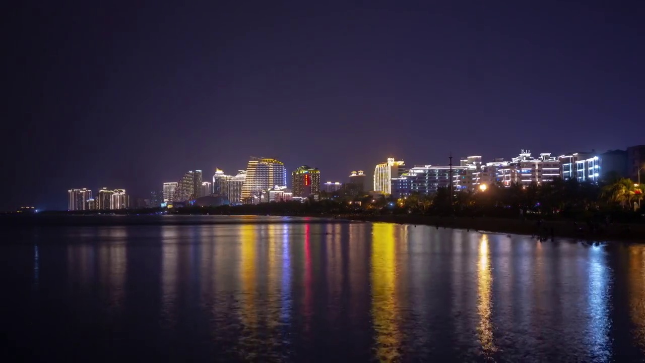 夜光照耀的三亚著名的海岸线全景，4k时间跨度的海南岛中国视频素材
