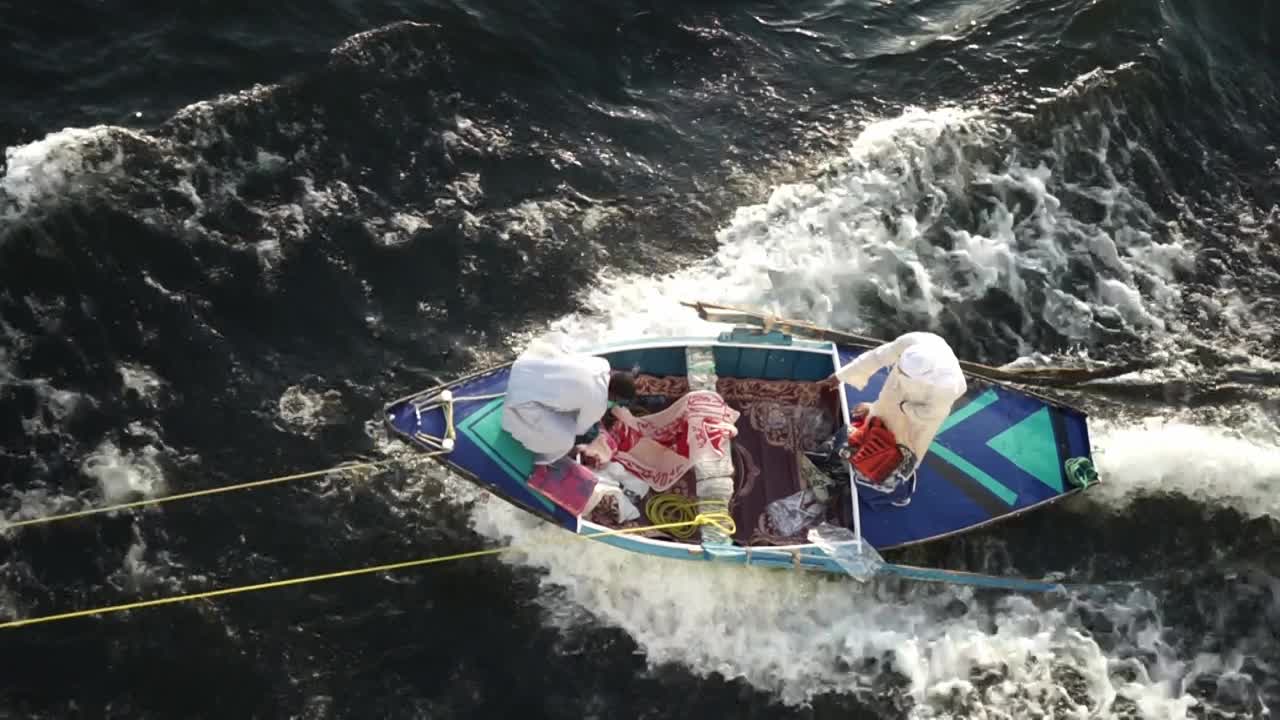 在从卢克索到阿斯旺的尼罗河上，传统的埃及人在船上卖围巾视频下载