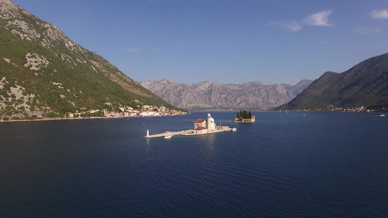 无人机拍摄的戈斯帕岛Skrpjela和圣乔治岛视频素材