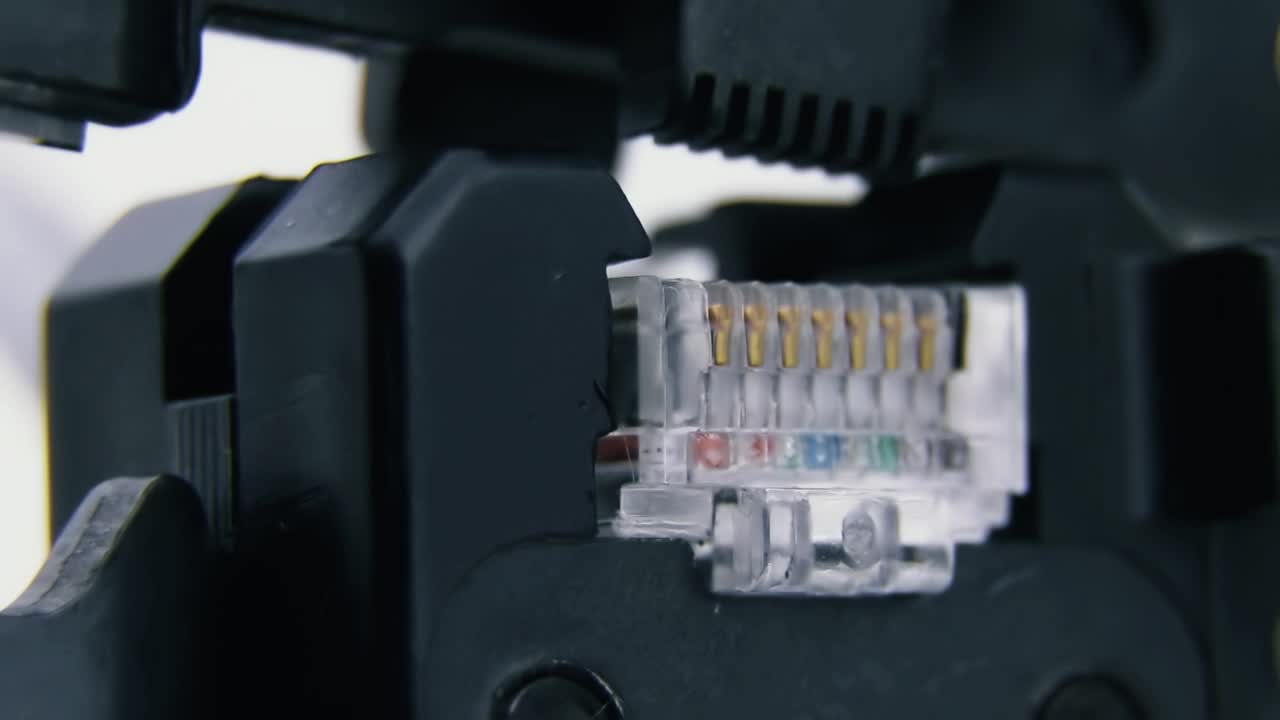 互联网连接器的压缩使用卷曲器卷曲rj45。Internet网络连接器，rj45。电信用统一连接器的压接。8 p8c统一连接器。视频下载