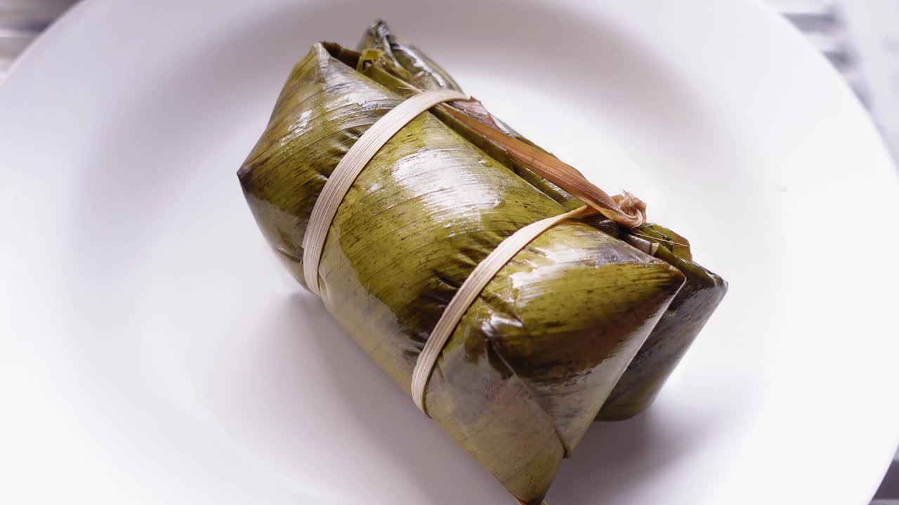 泰国菜里用香蕉叶包着糯米做成的米饭视频下载