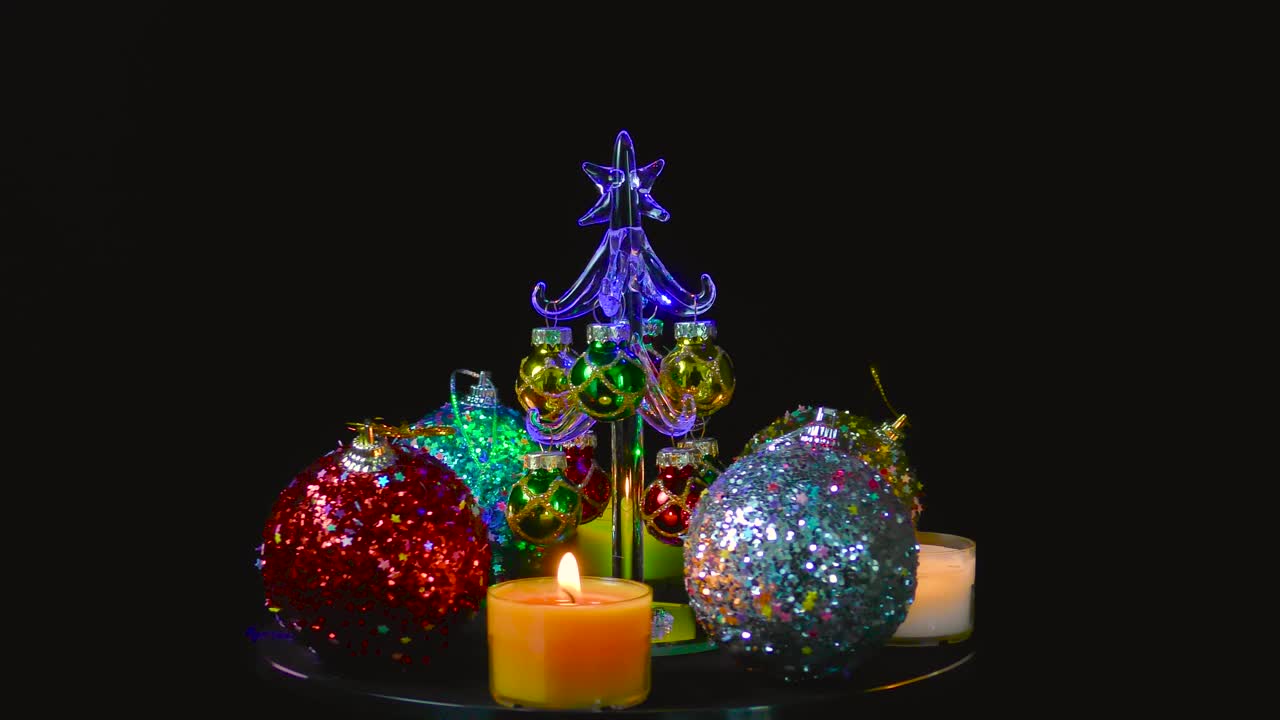 闪闪发光的圣诞视频卡圣诞树周围的新年属性视频下载