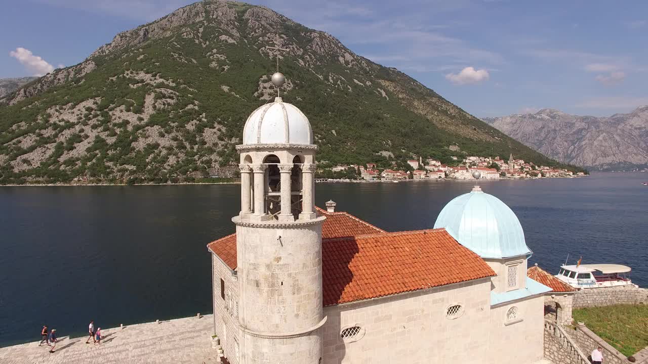 岩石圣母教堂的钟塔。黑山共和国视频下载