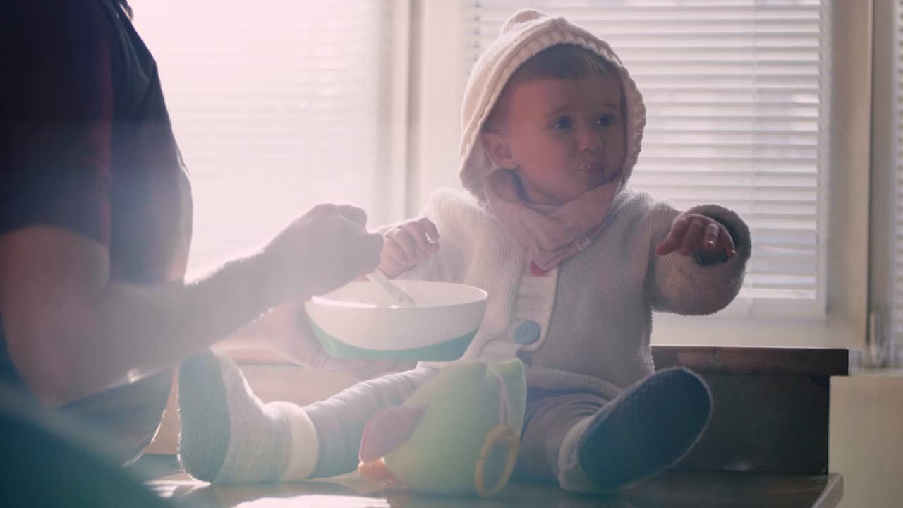 宝宝享受健康的酸奶果泥。维生素和铁元素视频下载