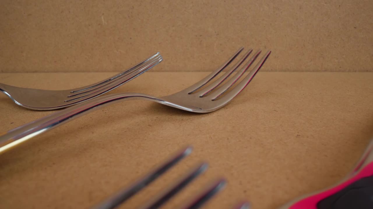 不锈钢叉子放在桌上的纸箱里视频下载
