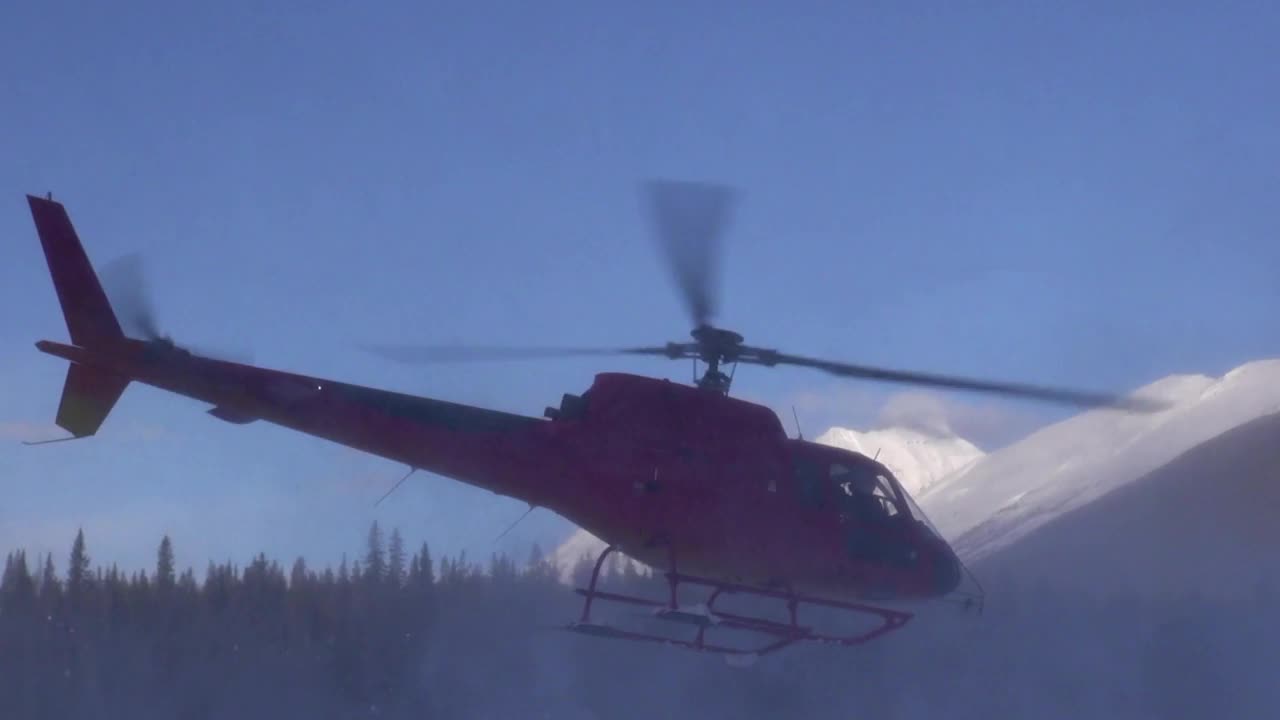 直升机在加拿大落基山脉起飞视频下载