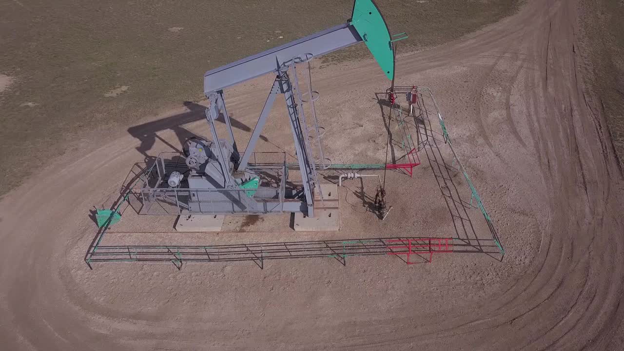 Pumpjack开采石油视频素材