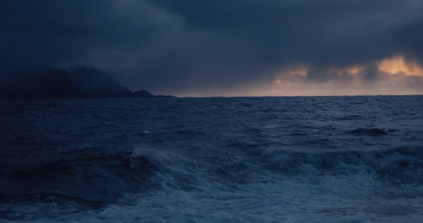 从小船上看汹涌的大海，开放的海洋的波浪视频素材
