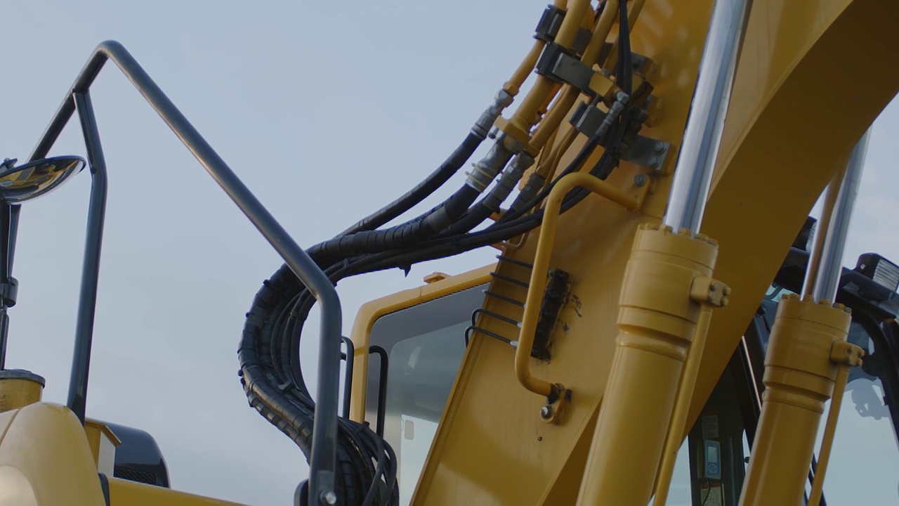 黄色挖掘机在施工现场接近重型液压设备视频素材