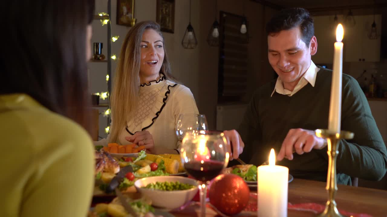 快乐的朋友在家里吃圣诞晚餐视频下载