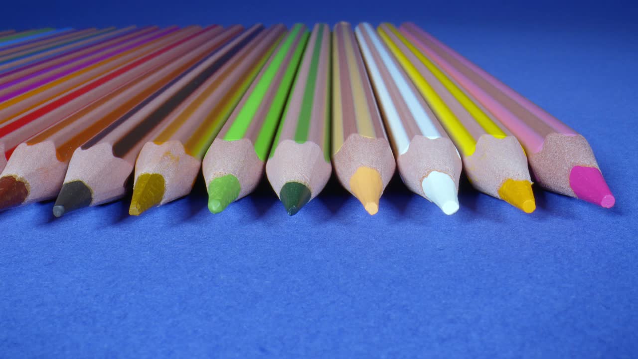 彩色铅笔滑块拍摄。视频素材
