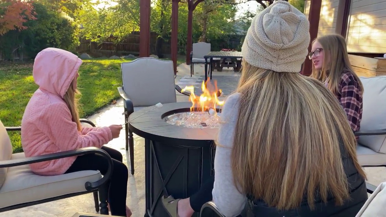 秋日，母女围坐在后院里的火坑旁视频下载